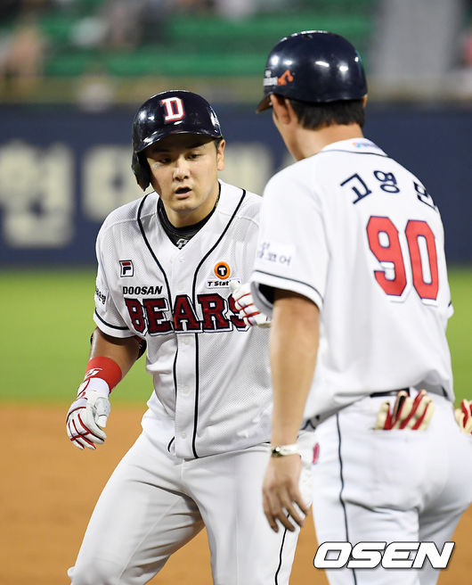 4회말 1사 1,3루 두산 최주환이 좌익수 오른쪽 1타점 적시타를 날린 후 1루에서 기뻐하고 있다./rumi@osen.co.kr