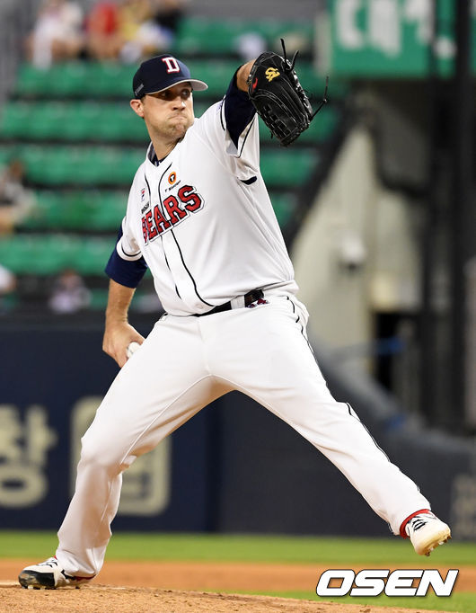 두산 선발 린드블럼이 힘차게 공을 뿌리고 있다. /dreamer@osen.co.kr