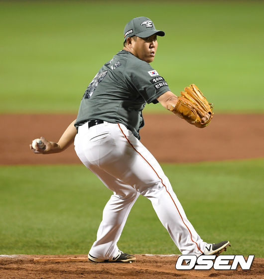 20일 오후 대전 한화생명이글스파크에서 ‘2019년 신한은행 마이카 KBO리그’ 한화 이글스와 롯데 자이언츠의 경기가 열릴 예정이다.8회초 무사에서 한화 송창현이 역투하고 있다. /sunday@osen.co.kr