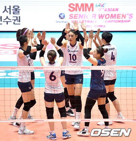 경기 시작을 앞두고 한국 선수들이 하이파이브를 나누고 있다. /dreamer@osen.co.kr