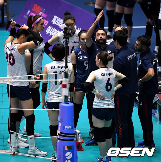 18일 오후 서울 잠실실내체육관에서 ‘제20회 신한금융 서울 아시아여자배구선수권’ 개막전 대한민국과 이란의 경기가 열렸다.1세트, 한국 라바리니 감독이 작전타임 때 선수들에게 지시를 내리고 있다. /dreamer@osen.co.kr