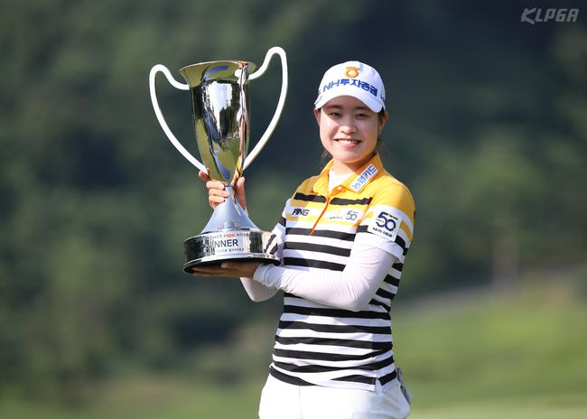 우승컵을 들고 포즈를 취하고 있는 박민지.