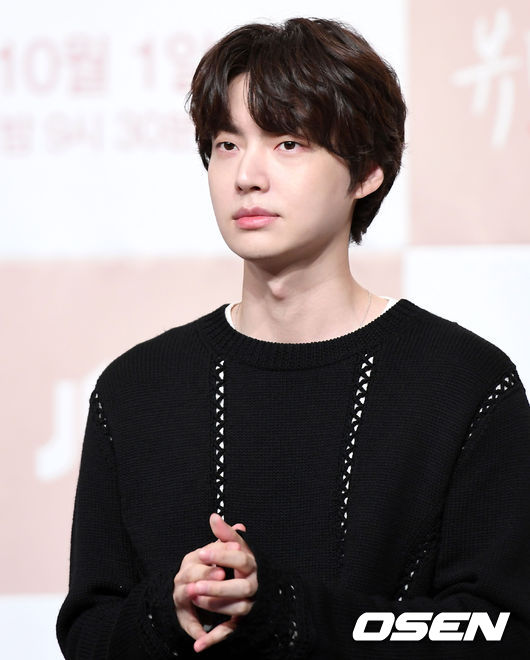 배우 안재현이 취재진의 질문을 듣고 있다./sunday@osen.co.kr