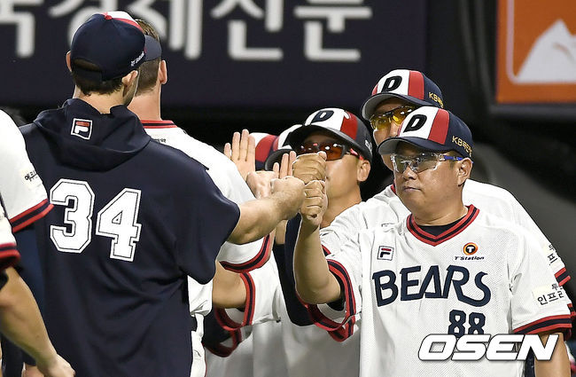 경기 종료 후 린드블럼이 감독 김태형과 주먹을 맞대고 있다./ ksl0919@osen.co.kr