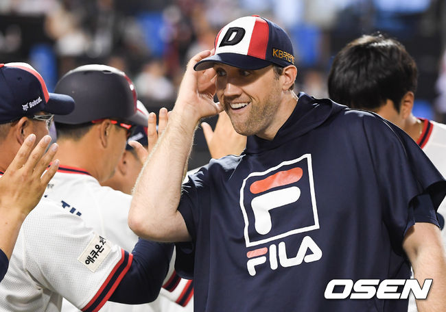 경기종료 후 홈 16연승을 달성한 린드블럼이 익살스러운 표정을 짓고 있다. / soul1014@osen.co.kr
