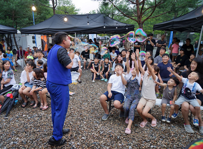 어린이 참가자들이 비눗방울 퍼포먼스 버블매니아 공연에 즐거워하고 있다. /쌍용차 제공.