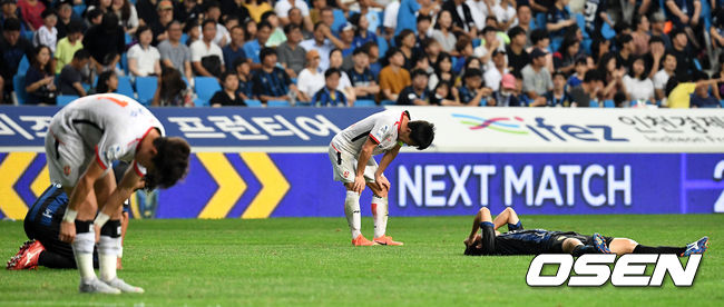 경기 종료 후 양 팀 선수들이 그라운드에 누워 아쉬워하고 있다. /dreamer@osen.co.kr