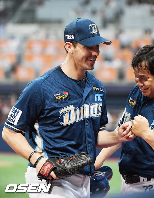 7회말을 마친 NC 선발 프리드릭이 환하게 웃으며 덕아웃으로 들어오고 있다./rumi@osen.co.kr