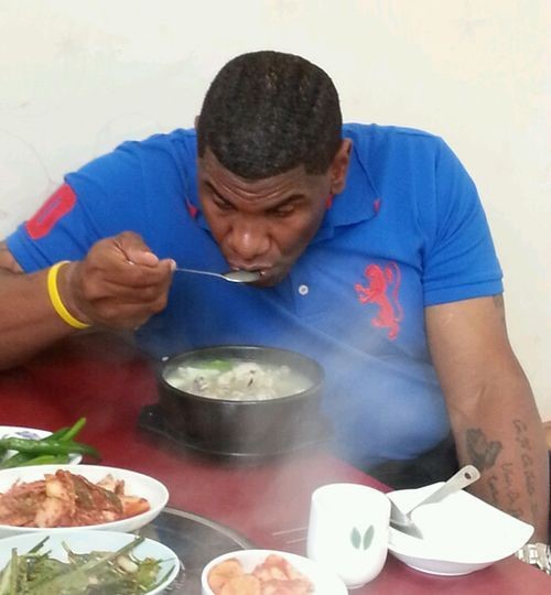 [사진] 2013년 부산을 방문했을 때 삼계탕을 먹는 펠릭스 호세. /롯데 자이언츠 제공