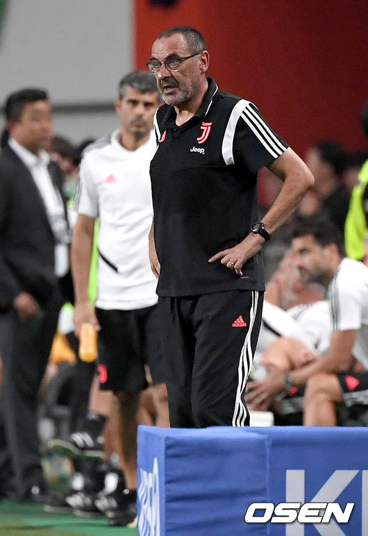 후반 유벤투스 마우리치오 사리 감독이 선수들을 바라보고 있다. /dreamer@osen.co.kr