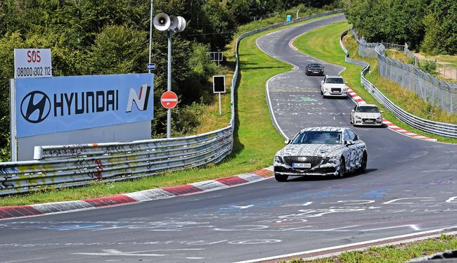 현대자동차·기아자동차 연구개발 및 상품담당 임원들이 독일 뉘르부르크링에서 테스트 차량들의 성능 점검을 하고 있다.