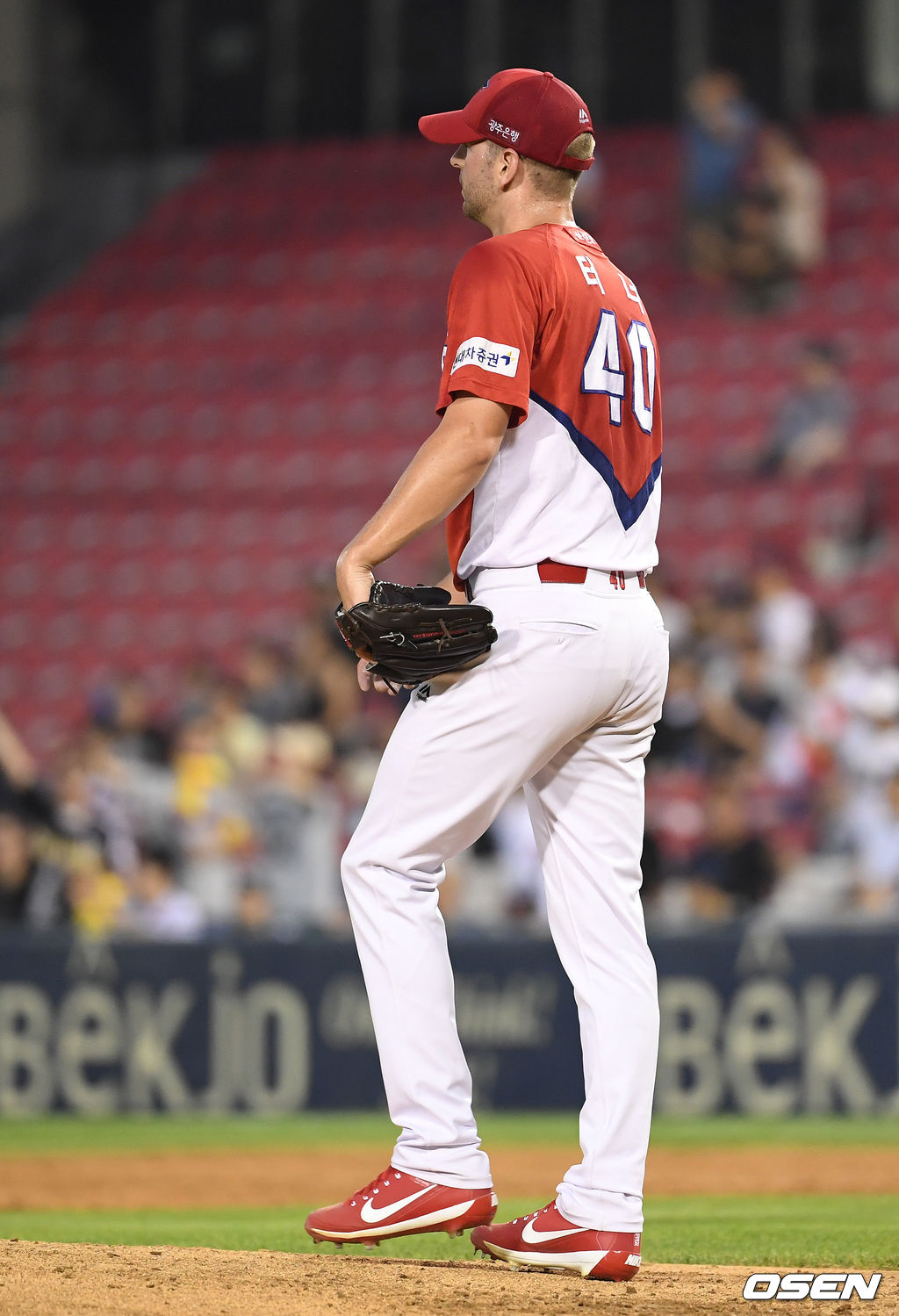 2회말 무사 3루에서 LG 이형종에게 우중간 적시타를 허용한 KIA 터너가 아쉬워하고 있다. /sunday@osen.co.kr