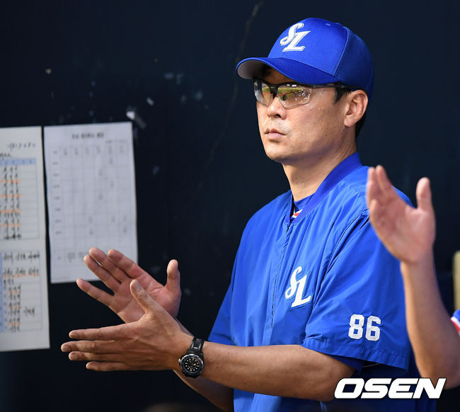 삼성 김한수 감독이 선수들에게 박수를 보내고 있다./sunday@osen.co.kr