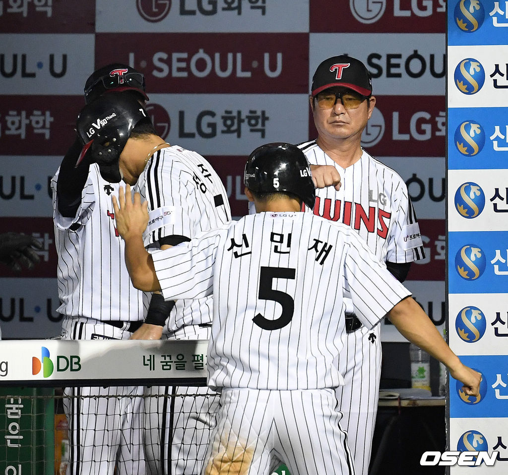 4회말 2사 만루에서 LG 김현수의 2타점 적시타 때 류중일 감독이 더그아웃에서 홈을 밟은 정주현, 신민재와 하이파이브를 하고 있다. /sunday@osen.co.kr