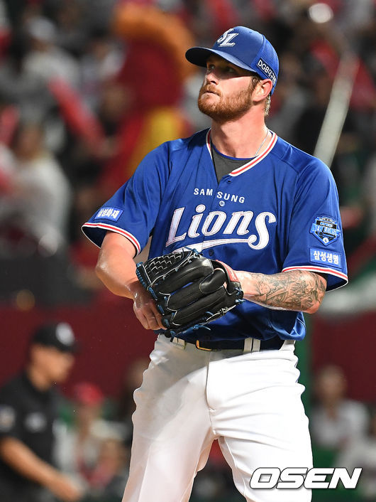 삼성 선발 라이블리가 더그아웃으로 향하며 기뻐하고 있다. /dreamer@osen.co.kr