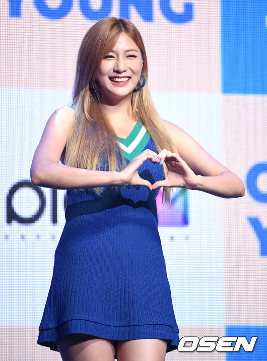 21일 오후 서울 광진구 예스24라이브홀에서 가수 오하영 미니 1집 'OH!' 발매기념 쇼케이스가 열렸다.가수 오하영이 포토타임을 갖고 있다. /sunday@osen.co.kr