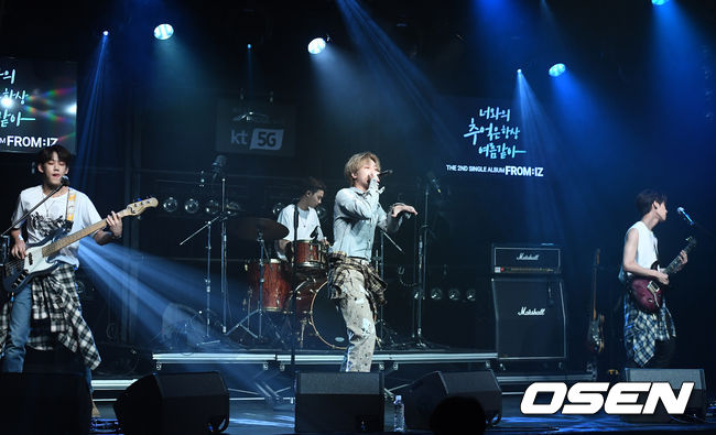 21일 오후 서울 서울 마포구 홍대 웨스트브릿지 라이브홀 밴드 아이즈 신곡 '너와의 추억은 항상 여름같아' 미디어 쇼케이스가 열렸다. 밴드 아이즈가 신곡을 선보이고 있다. /sunday@osen.co.kr