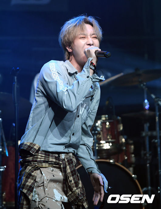 21일 오후 서울 서울 마포구 홍대 웨스트브릿지 라이브홀 밴드 아이즈 신곡 '너와의 추억은 항상 여름같아' 미디어 쇼케이스가 열렸다. 밴드 아이즈 지후가 신곡을 선보이고 있다. /sunday@osen.co.kr