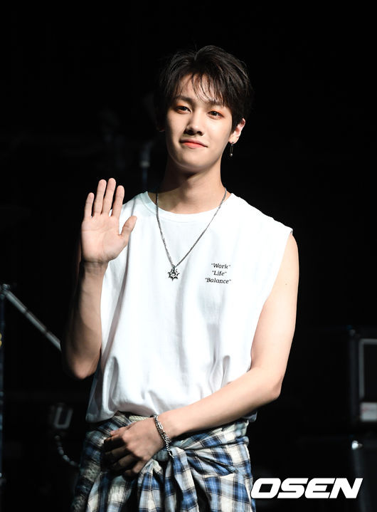 21일 오후 서울 서울 마포구 홍대 웨스트브릿지 라이브홀 밴드 아이즈 신곡 '너와의 추억은 항상 여름같아' 미디어 쇼케이스가 열렸다. 밴드 아이즈 현준이 포토타임을 갖고 있다. /sunday@osen.co.kr