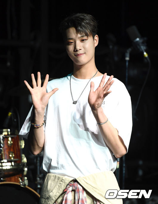 21일 오후 서울 서울 마포구 홍대 웨스트브릿지 라이브홀 밴드 아이즈 신곡 '너와의 추억은 항상 여름같아' 미디어 쇼케이스가 열렸다. 밴드 아이즈 우수가 포토타임을 갖고 있다. /sunday@osen.co.kr