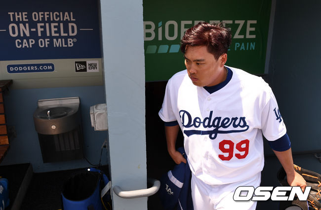 다저스 류현진이 경기에 앞서 클럽하우스에서 더그아웃으로 이동하고 있다. /jpnews@osen.co.kr