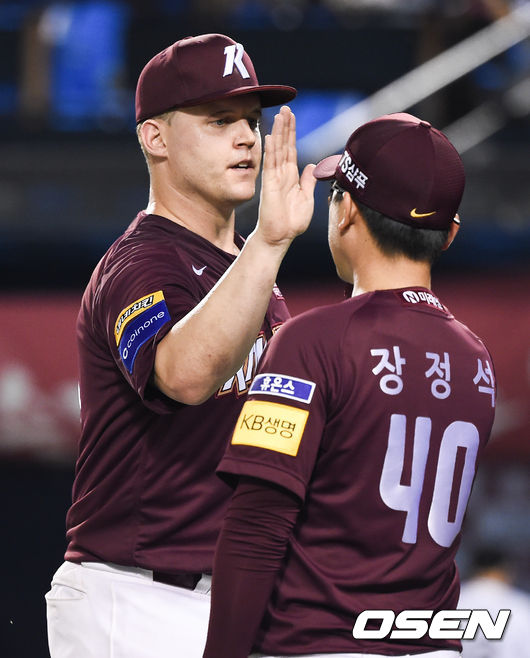 경기종료 후 샌즈가 장정석 감독과 하이파이브를 하고 있다. /  soul1014@osen.co.kr