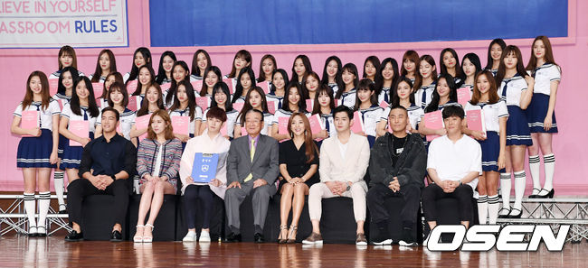 '아이돌 학교' 이순재, 김희철, 바다, 스테파니등 출연 학생들이 포토타임을 갖고 있다. OSEN DB.