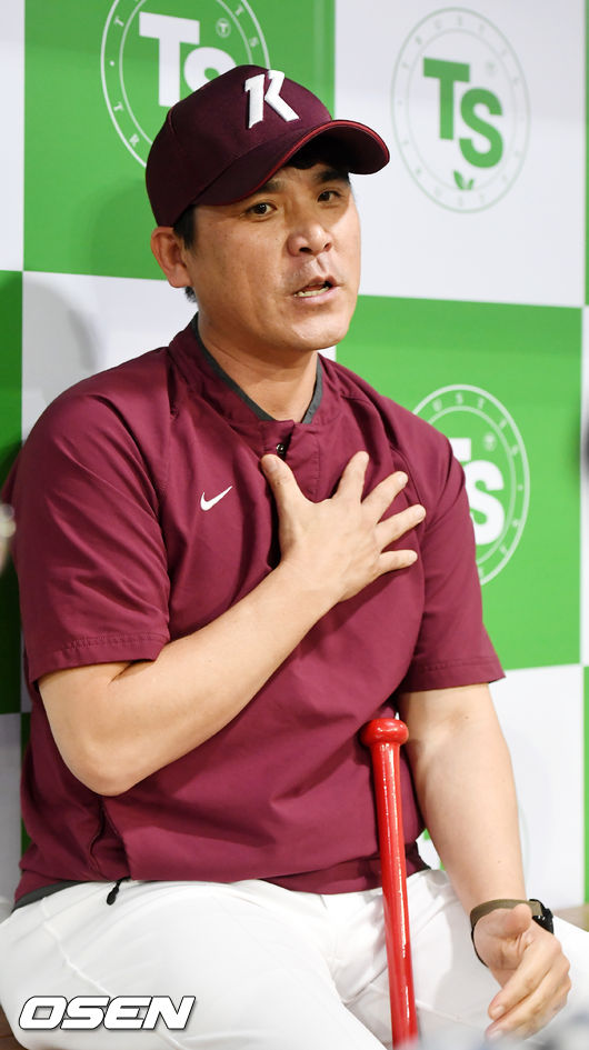 키움 장정석 감독이 덕아웃에서 경기 전 선수들과 인터뷰를 하고 있다./rumi@osen.co.kr