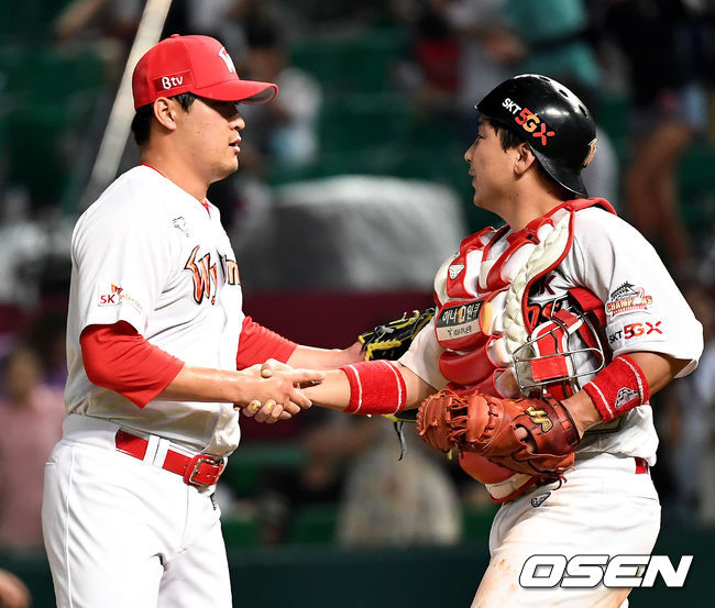 경기 후 허도환과 인사를 나누는 하재훈. /dreamer@osen.co.kr