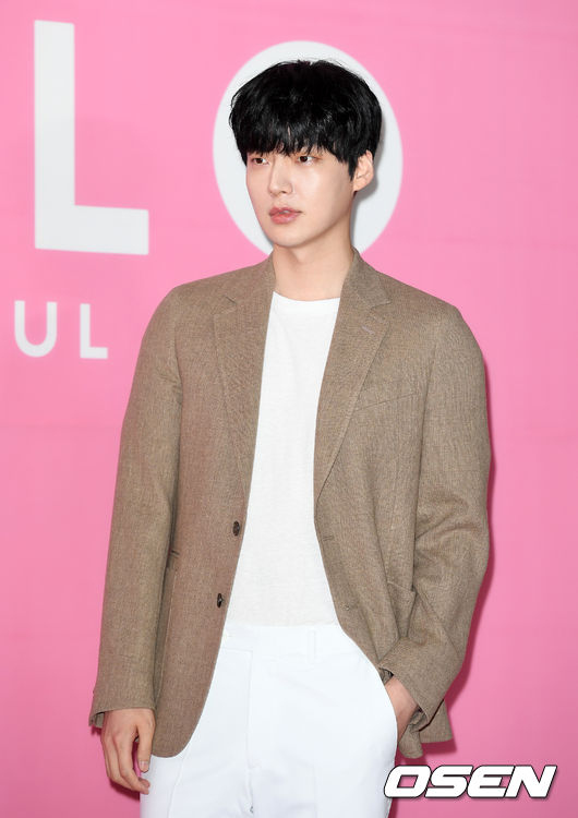 5일 오후 서울 동대문디자인플라자에서 DDP 개관 52주년 기념 특별전 ‘헬로, 마이 네임 이즈 폴 스미스’ 전시 오픈 기념 포토월 행사가 열렸다.<br /><br />배우 안재현이 포토타임을 갖고 있다. /sunday@osen.co.kr