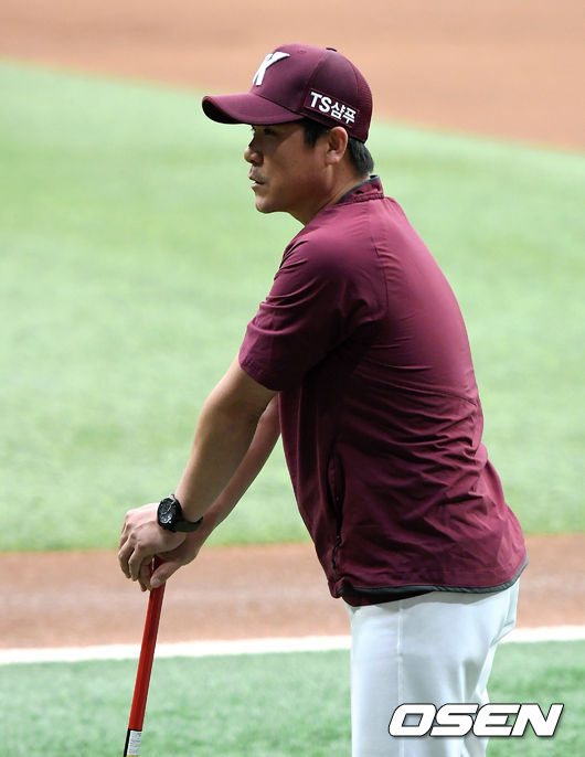 22일 오후 서울 SK고척스카이돔에서 ‘2019 신한은행 마이카 KBO리그’ 키움 히어로즈와 KIA 타이거즈의 경기가 열릴 예정이다.경기에 앞서 키움 장정석 감독이 훈련 중인 선수들을 바라보고 있다. /sunday@osen.co.kr