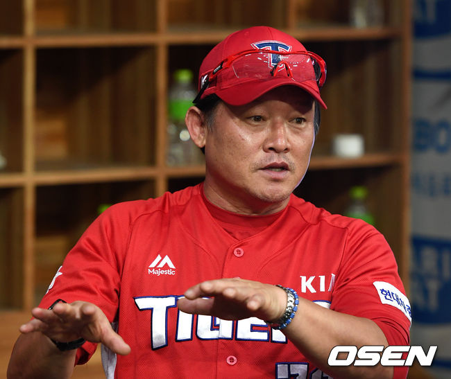 22일 오후 서울 SK고척스카이돔에서 ‘2019 신한은행 마이카 KBO리그’ 키움 히어로즈와 KIA 타이거즈의 경기가 열릴 예정이다.경기에 앞서 KIA 박흥식 감독대행이 취재진과 이야기를 나누고 있다. /sunday@osen.co.kr