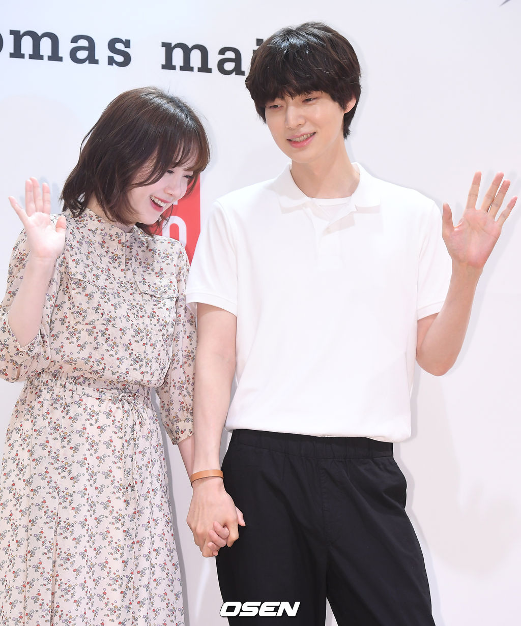 배우 구혜선, 안재현 부부가 31일 오후 서울 중구 유니클로 명동 중앙점에서 열린 유니클로 리조트웨어 컬렉션 런칭 기념 포토월 행사에 참석해 포토타임을 갖고 있다. / youngrae@osen.co.kr