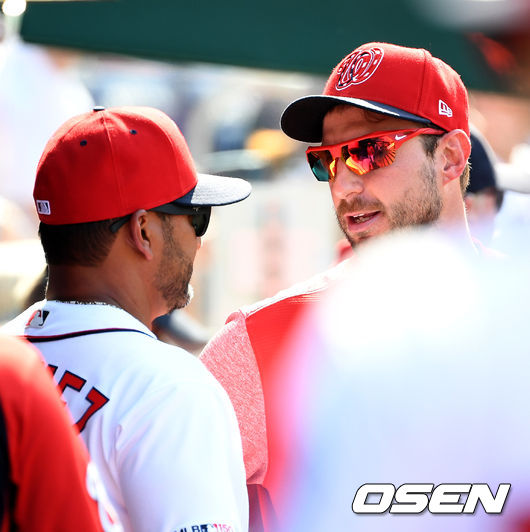 워싱턴 데이브 마르티네즈 감독이 맥스 슈어저와 이야기를 나누고 있다. /jpnews@osen.co.kr