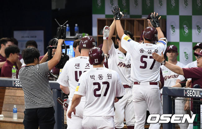 22일 오후 서울 SK고척스카이돔에서 ‘2019 신한은행 마이카 KBO리그’ 키움 히어로즈와 KIA 타이거즈의 경기가 열렸다.9회말 2사 1,2루에서 키움 송성문이 우월 스리런 홈런을 치고 더그아웃에서 동료들의 축하를 받고 있다. /sunday@osen.co.kr