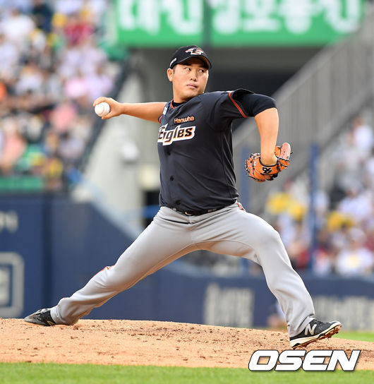 한화 김진영이 마운드에 올라 역투하고 있다. /jpnews@osen.co.kr