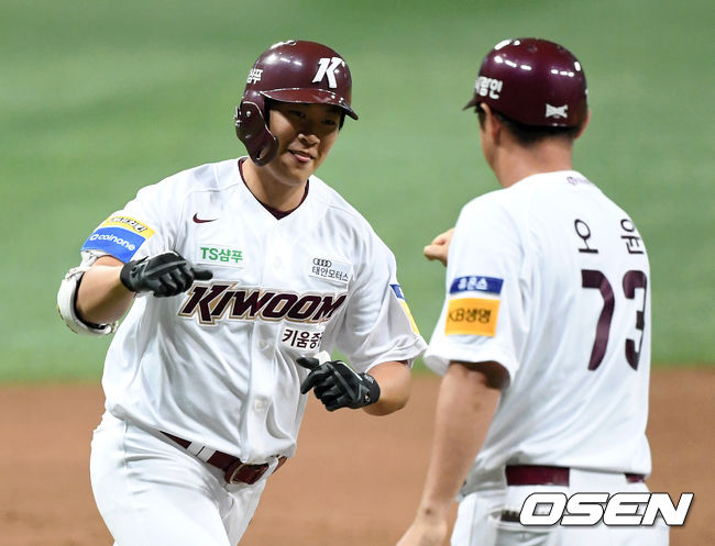 22일 오후 서울 SK고척스카이돔에서 ‘2019 신한은행 마이카 KBO리그’ 키움 히어로즈와 KIA 타이거즈의 경기가 열렸다.9회말 2사 1,2루에서 키움 송성문이 우월 투런 홈런을 치고 그라운드를 돌고 있다. /sunday@osen.co.kr