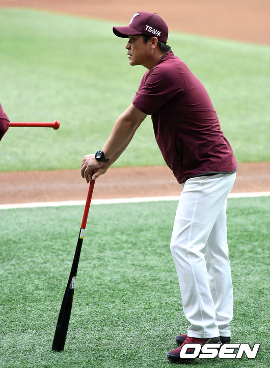 22일 오후 서울 SK고척스카이돔에서 ‘2019 신한은행 마이카 KBO리그’ 키움 히어로즈와 KIA 타이거즈의 경기가 열릴 예정이다.경기에 앞서 키움 장정석 감독이 훈련 중인 선수들을 바라보고 있다. /sunday@osen.co.kr