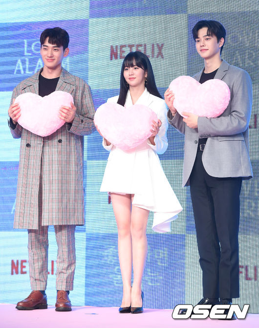  배우 정가람, 김소현, 송강이 무대 위에서 포즈를 취하고 있다./ rumi@osen.co.kr