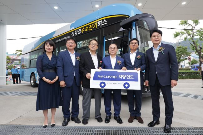 'H 부산 수소충전소'서 진행된 현대자동차 신형 수소전기버스의 부산시 인도식. 왼쪽부터 박인영 부산광역시의회 의장, 이헌승 자유한국당 의원(부산 부산진구을), 도종이 대도운수 회장, 오거돈 부산광역시장, 정인옥 현대자동차 상용국내사업부장 전무, 장제원 자유한국당 의원(부산 사상구).