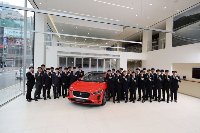 산학협력 학생들을 대상으로 실시한 ‘재규어 I-PACE 전기차 트레이닝’.