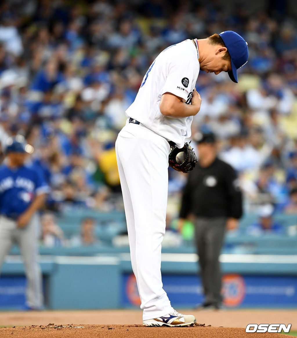 다저스 선발 마에다가 1회 투구를 준비하고 있다. /dreamer@osen.co.kr