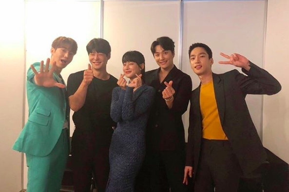 [사진=오연서 SNS] 배우 오연서가 공개한 '하자있는 인간들' 작품설명회에 함께 참석한 배우들.