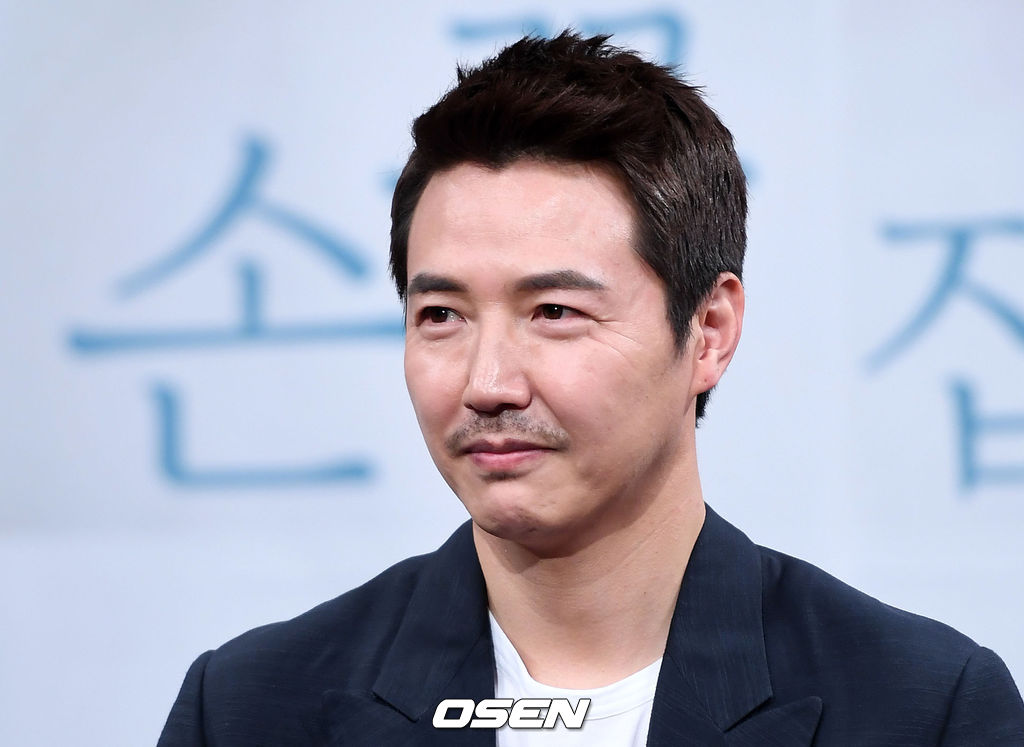 배우 윤상현이 취재진의 질문을 듣고 있다./sunday@osen.co.kr