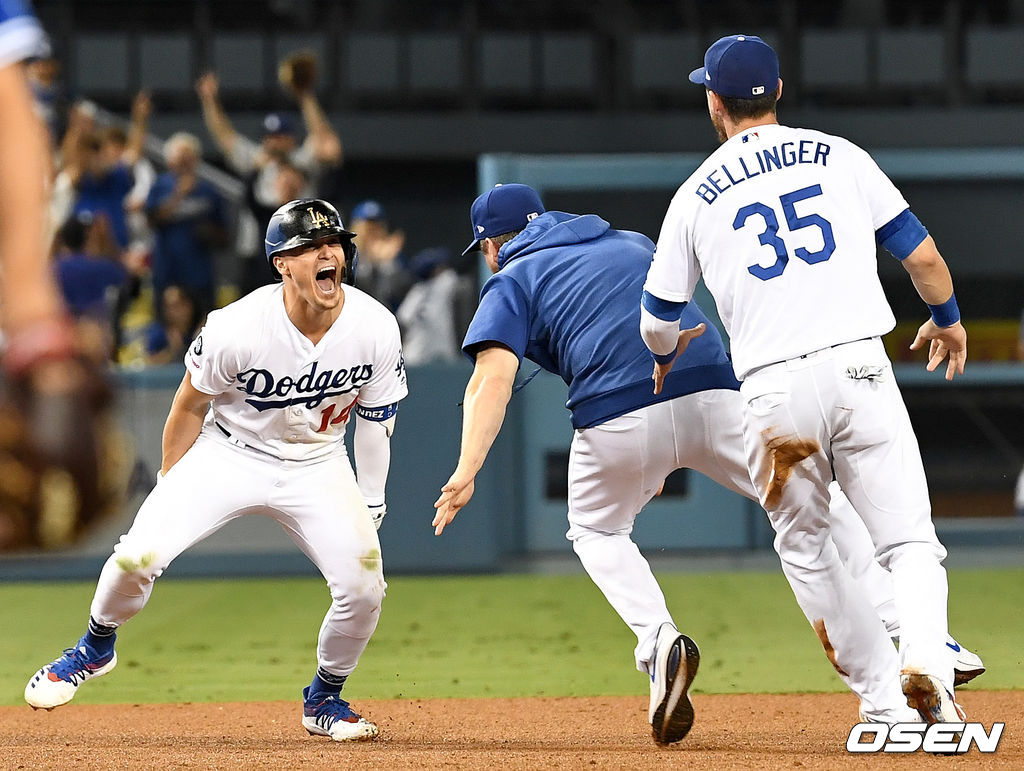 9회말 1사 2루 상황 다저스 키케 에르난데스가 끝내기 안타를 날린 뒤 동료들과 기뻐하고 있다. /dreamer@osen.co.kr