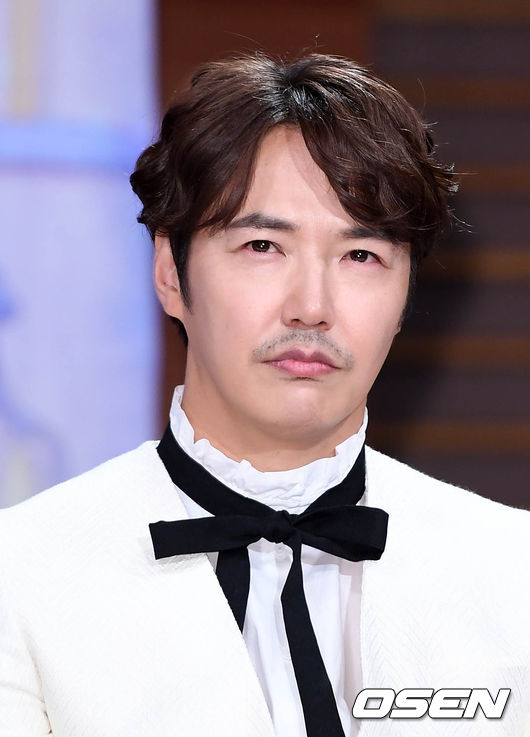 배우 윤상현이 취재진의 질문을 듣고 있다. /sunday@osen.co.kr