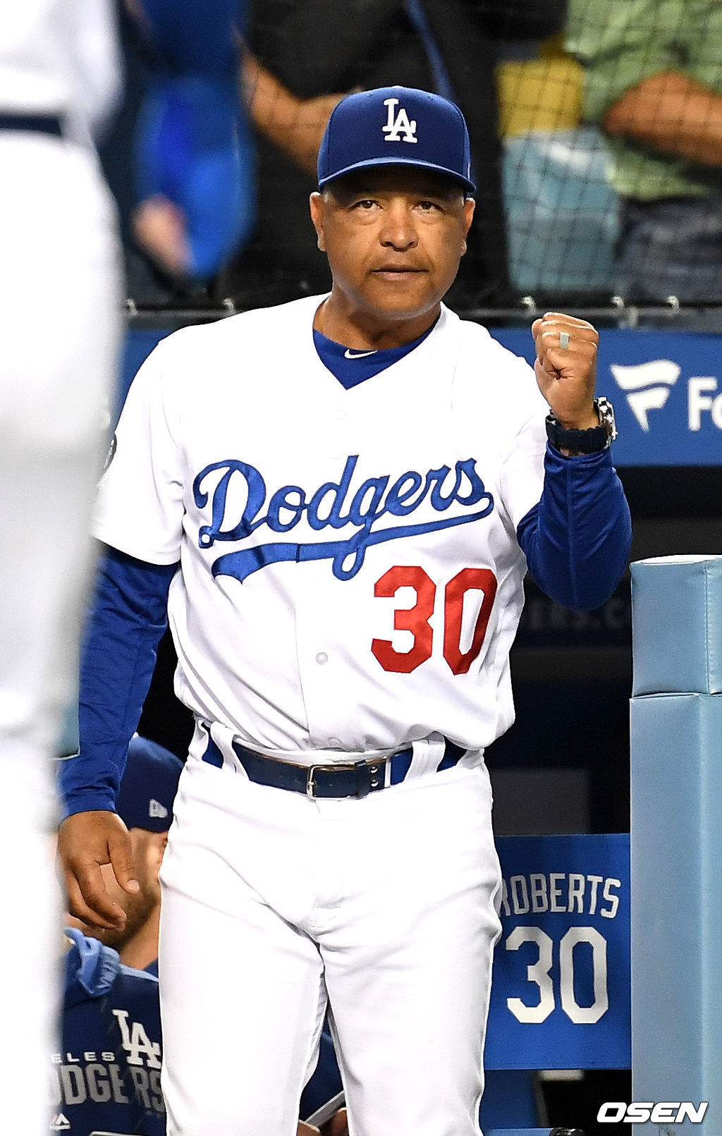 9회말 1사 2, 3루 상황 다저스 코리 시거의 2타점 동점 2루타 때 홈을 밟은 맥스 먼시를 향해 로버츠 감독이 주먹을 불끈 쥐고 있다. /dreamer@osen.co.kr