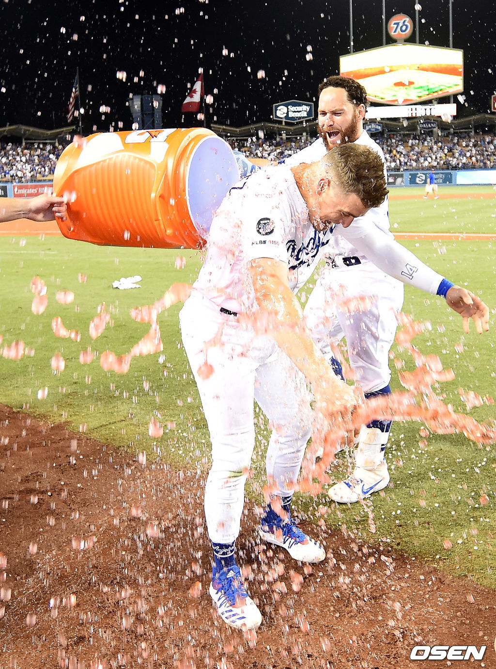 9회말 1사 2루 상황 다저스 키케 에르난데스가 끝내기 안타를 날린 뒤 동료들에게 음료수 세례를 받고 있다. /dreamer@osen.co.kr