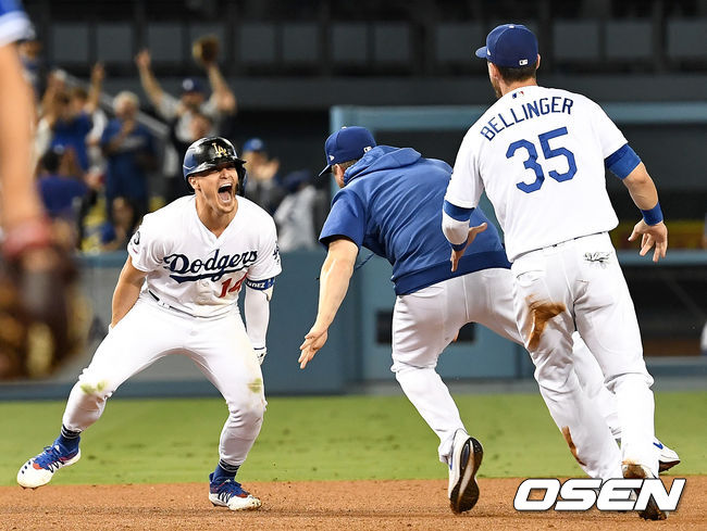LA 다저스가 9회 대역전극을 펼치며 3연승을 달렸다.  다저스는 23일(이하 한국시간) 미국 캘리포니아주 로스앤젤레스 다저스타디움에서 열린 토론토 블루제이스와의 홈경기에서 키케 에르난데스의 끝내기 안타로 3-2 대역전승을 거뒀다. 이날 승리로 다저스는 3연승을 내달렸다. 토론토는 5연패 늪에 빠졌다.  9회말 1사 2루 상황 다저스 키케 에르난데스가 끝내기 안타를 날린 뒤 동료들과 기뻐하고 있다. /dreamer@osen.co.kr