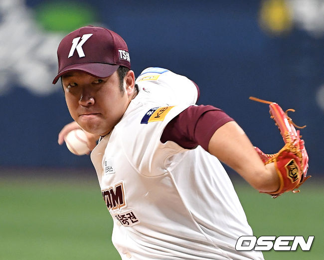 22일 오후 서울 SK고척스카이돔에서 ‘2019 신한은행 마이카 KBO리그’ 키움 히어로즈와 KIA 타이거즈의 경기가 열렸다.1회초 무사에서 키움 선발투수 신재영이 역투하고 있다. /sunday@osen.co.kr